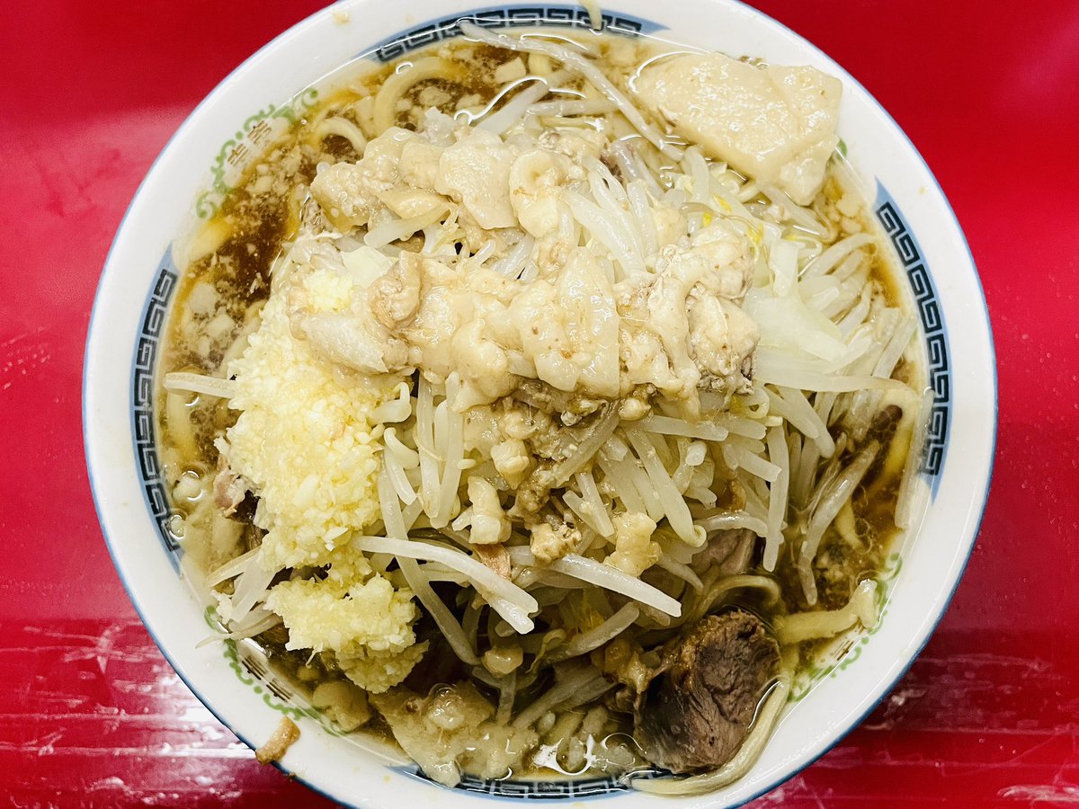 oishiidesyo's tweet photo. ラーメン二郎 目黒店
大W豚入り(ヤサイニンニクコラコラ)

その美味しさに、一日が報われていく。
一気に満たされた。
順番を譲ってくれた三人組にも感謝。 https://t.co/EsDZlTyowP