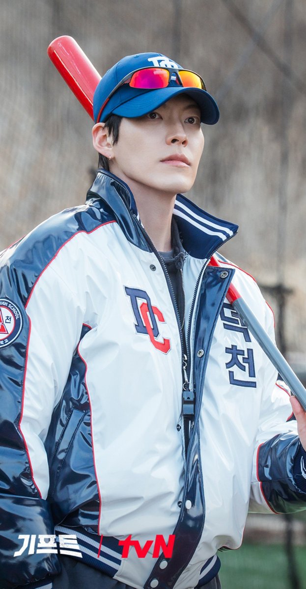 wish_for_716's tweet photo. 감독님 너무 고능하시다......
이번에도 선글라스 컬렉션 어떻게 될지 궁금해 https://t.co/VI3ZUSGPjm