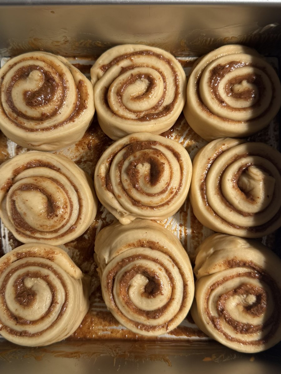 nadachief's tweet photo. It’s cinnamon rolls season!🍯🍂🤎 https://t.co/6uvBoNFc15