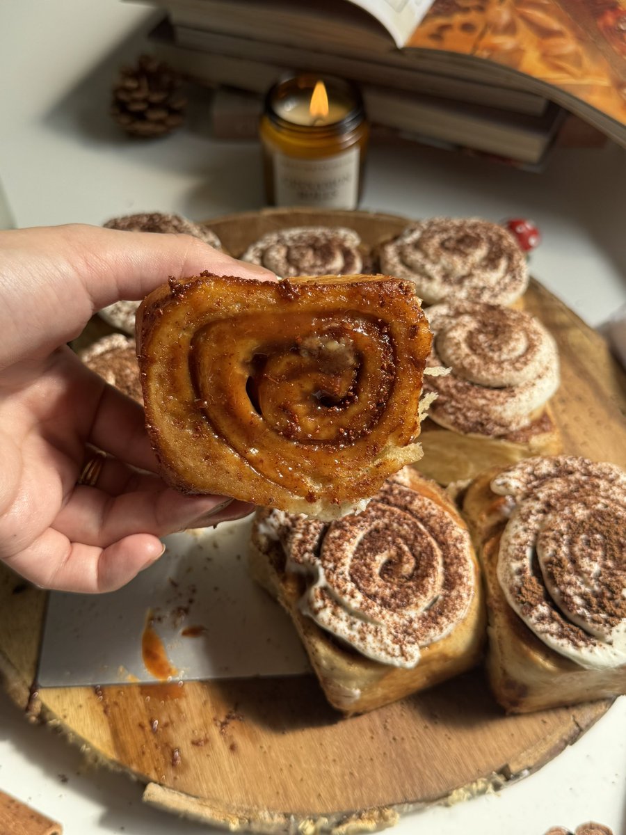 nadachief's tweet photo. It’s cinnamon rolls season!🍯🍂🤎 https://t.co/6uvBoNFc15