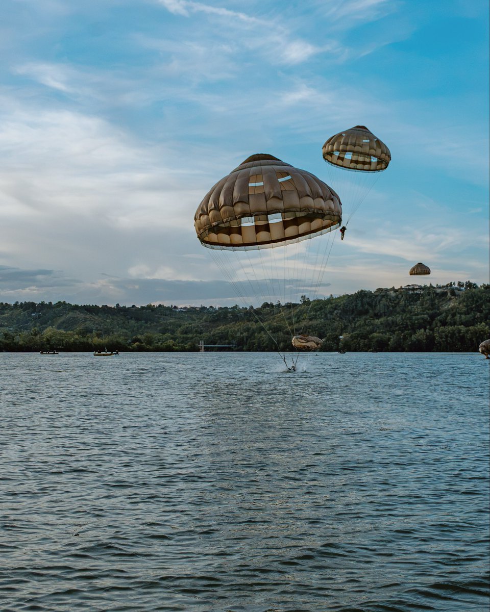 17eRGP's tweet photo. đȘđ Sauter oui, mais sur lâeau câest mieux ! SĂ©quence saut sur plan dâeau pour les sapeurs-para du #17RGP !
âĄïž Depuis un A400M, avec largage de gros colis et de zodiacs par le @1er_RTP .
Une séquence complÚte de #PrepaOps ! https://t.co/bn5PBddljJ