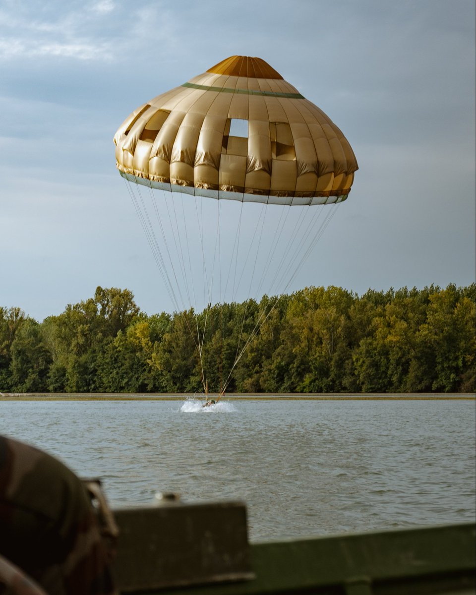 17eRGP's tweet photo. đȘđ Sauter oui, mais sur lâeau câest mieux ! SĂ©quence saut sur plan dâeau pour les sapeurs-para du #17RGP !
âĄïž Depuis un A400M, avec largage de gros colis et de zodiacs par le @1er_RTP .
Une séquence complÚte de #PrepaOps ! https://t.co/bn5PBddljJ