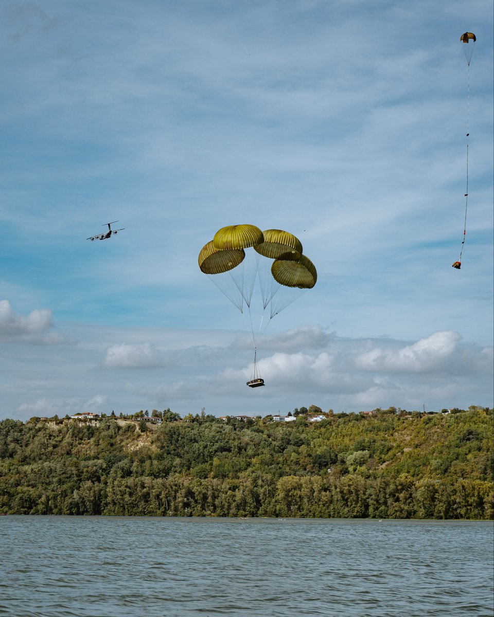 17eRGP's tweet photo. đȘđ Sauter oui, mais sur lâeau câest mieux ! SĂ©quence saut sur plan dâeau pour les sapeurs-para du #17RGP !
âĄïž Depuis un A400M, avec largage de gros colis et de zodiacs par le @1er_RTP .
Une séquence complÚte de #PrepaOps ! https://t.co/bn5PBddljJ