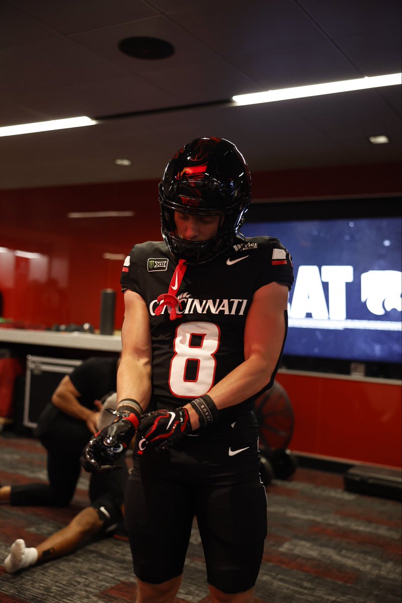 UC_Recruiting's tweet photo. HBD‼️ +1 @cade_wolford https://t.co/1w0AvVpKTH
