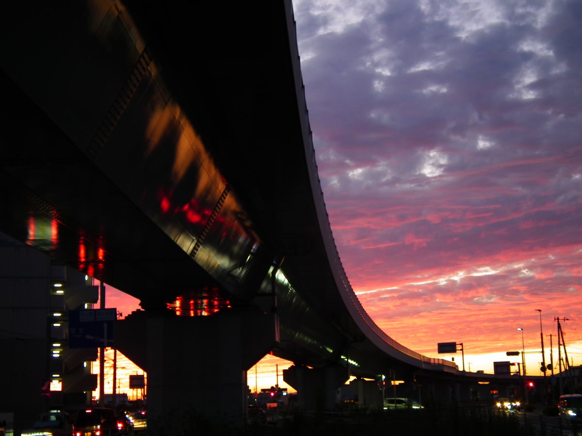 mlit_matukakoku's tweet photo. ２０２６.１０.２（金）
きょうの鮮やかな夕空と　#松山外環状道路
#夕景 https://t.co/M3Htudfw5w