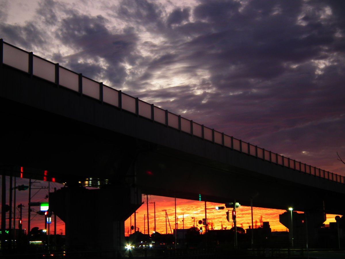 mlit_matukakoku's tweet photo. ２０２６.１０.２（金）
きょうの鮮やかな夕空と　#松山外環状道路
#夕景 https://t.co/M3Htudfw5w