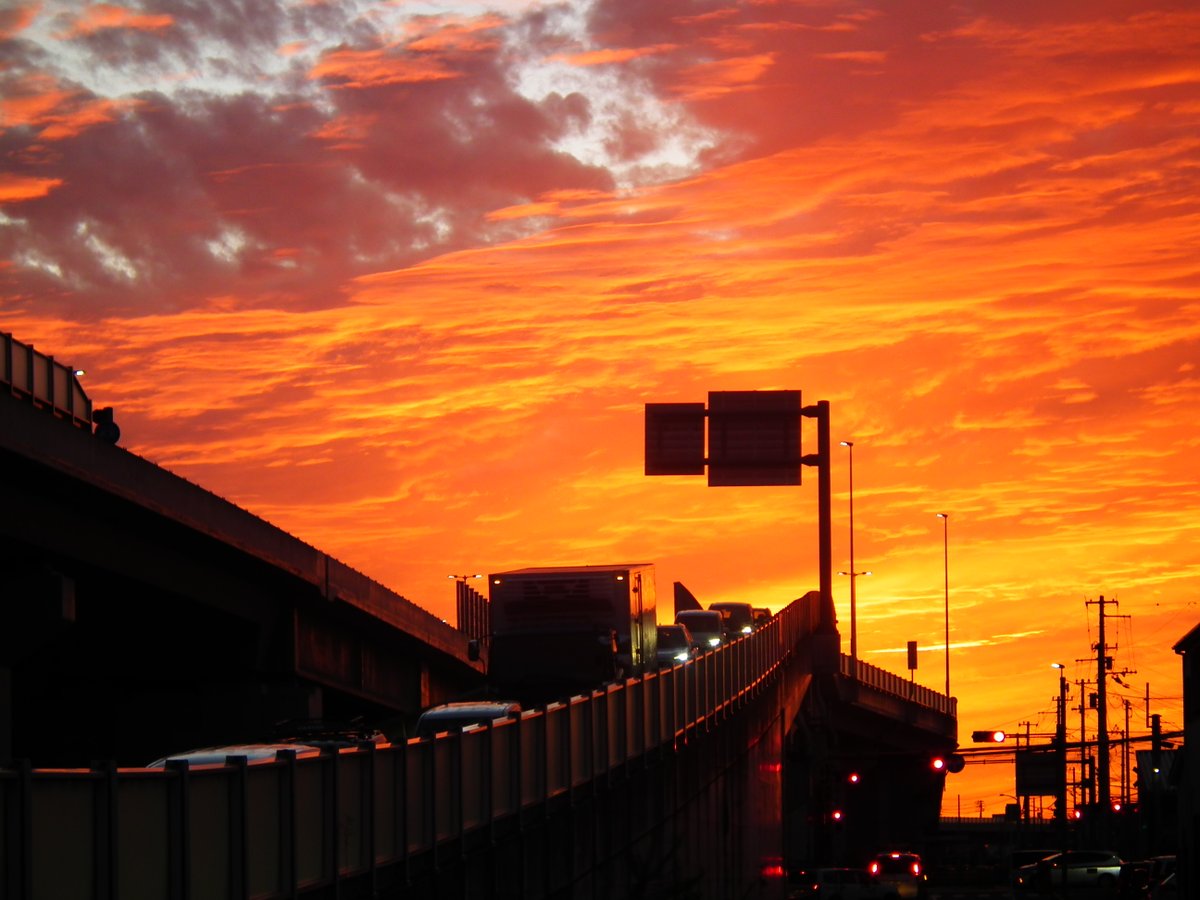 mlit_matukakoku's tweet photo. ２０２６.１０.２（金）
きょうの鮮やかな夕空と　#松山外環状道路
#夕景 https://t.co/M3Htudfw5w