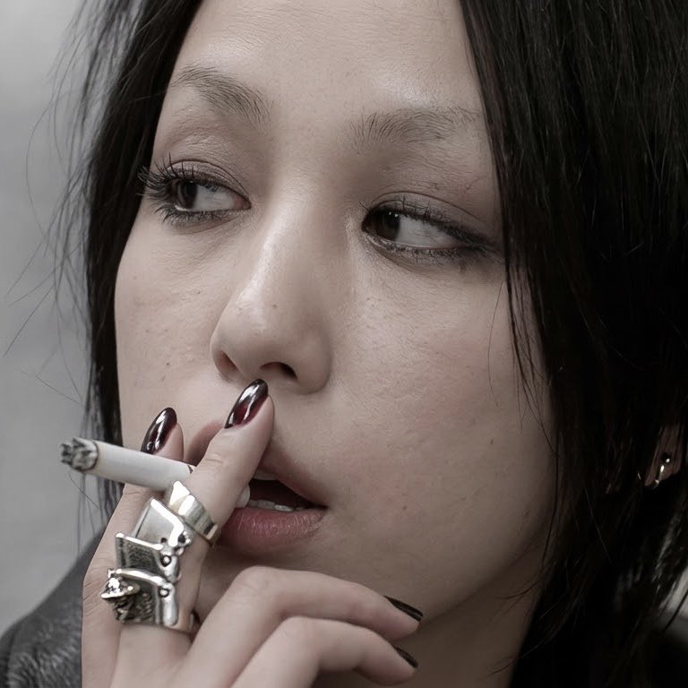 glirttery's tweet photo. nana osaki wearing the iconic vivienne westwood ‘armour’ ring (2005) https://t.co/Qcfa1BFOX0