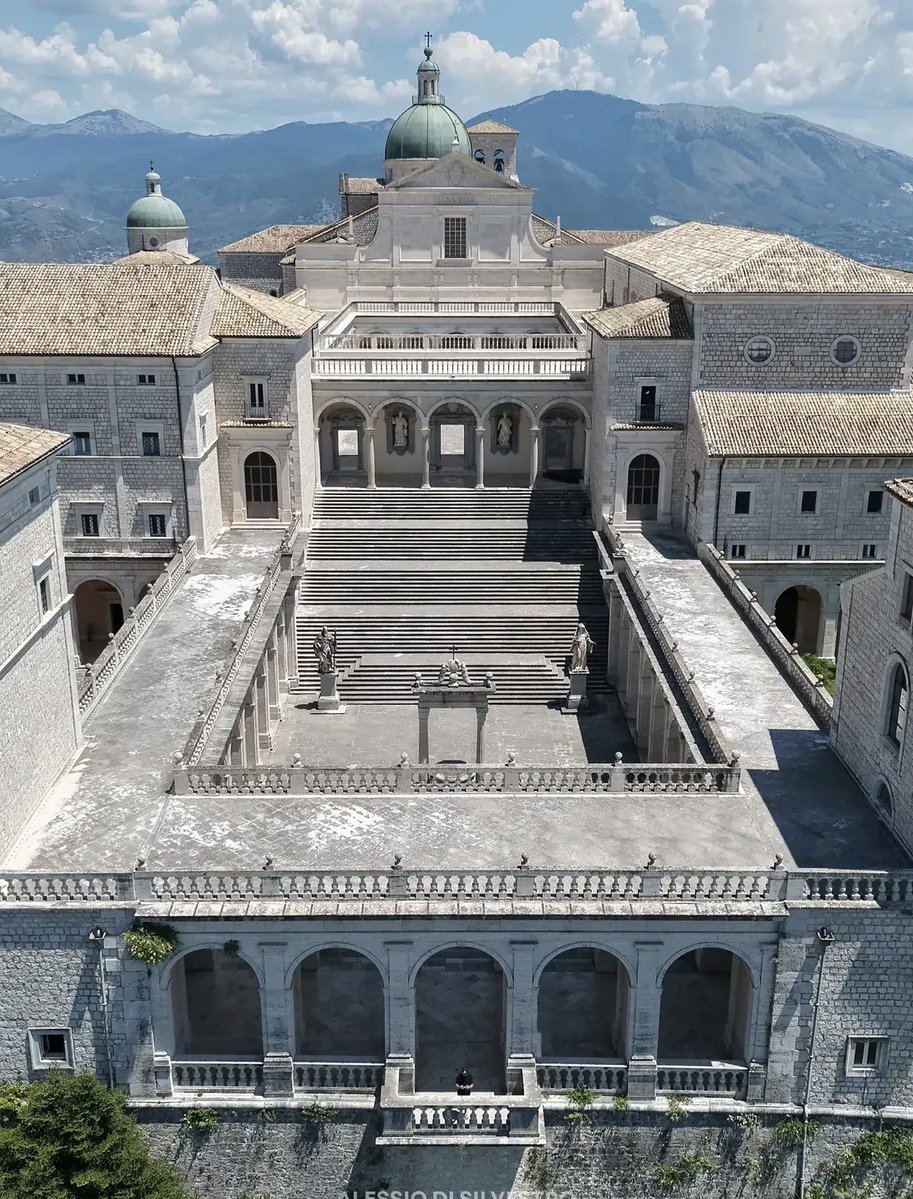 visit_lazio's tweet photo. A 516 metri sul livello del mare, l'#AbbaziaDiMontecassino è uno dei luoghi simbolo della spiritualità del Lazio. Monastero benedettino tra i più grandi al mondo, è il secondo più antico d’Italia dopo Santa Scolastica

📷 Ig alessiodisilvestro

#VisitLazio #CeTuttoUnLazioIntorno https://t.co/DDj4wbCZXa