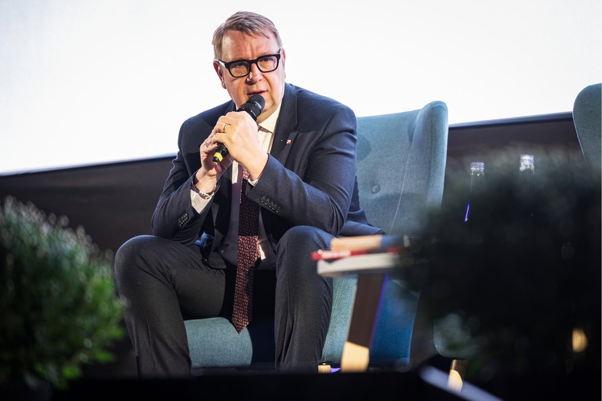 mpsvcz's tweet photo. Sociální služby potřebují stabilní financování, dostatek lidí a změny, které vycházejí z praxe.
Na XVII. výročním kongresu APSS ČR o tom diskutoval ministr práce a sociálních věcí Aleš Juchelka @juchelkaa. Tématem byla budoucnost sociálních služeb, financování, personální kapacity, dostupnost péče i dlouhodobá péče.
Pro rok 2027 MPSV vyjednalo 30 miliard korun na sociální služby. Současně připravuje změny financování a pracuje na reformě sociálních služeb.
Tento týden navíc zahájila práci Komise pro rozvoj sociálních služeb. Její součástí jsou poskytovatelé, kraje a obce, odborníci, pracovníci v sociálních službách i pečující. První konkrétní návrhy má představit do konce roku.