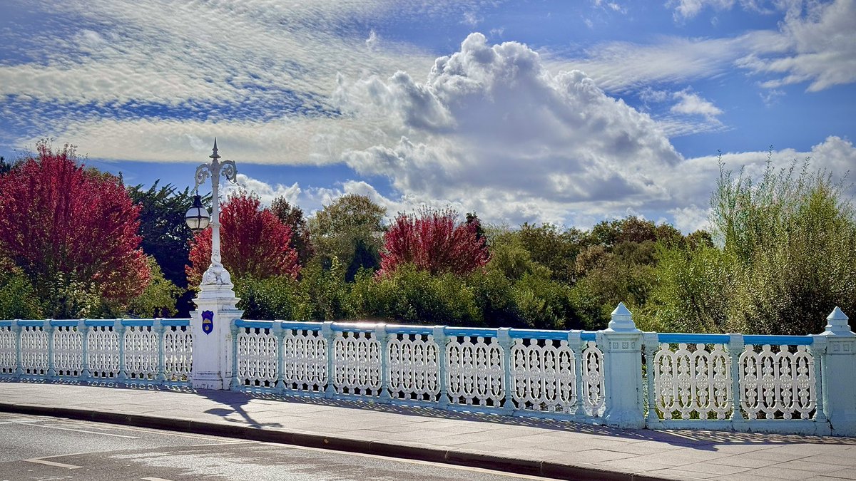 CraigStoneUK's tweet photo. Beautiful scenes in #Taunton - autumn is hitting ❤️ https://t.co/5x3z5zwkv9