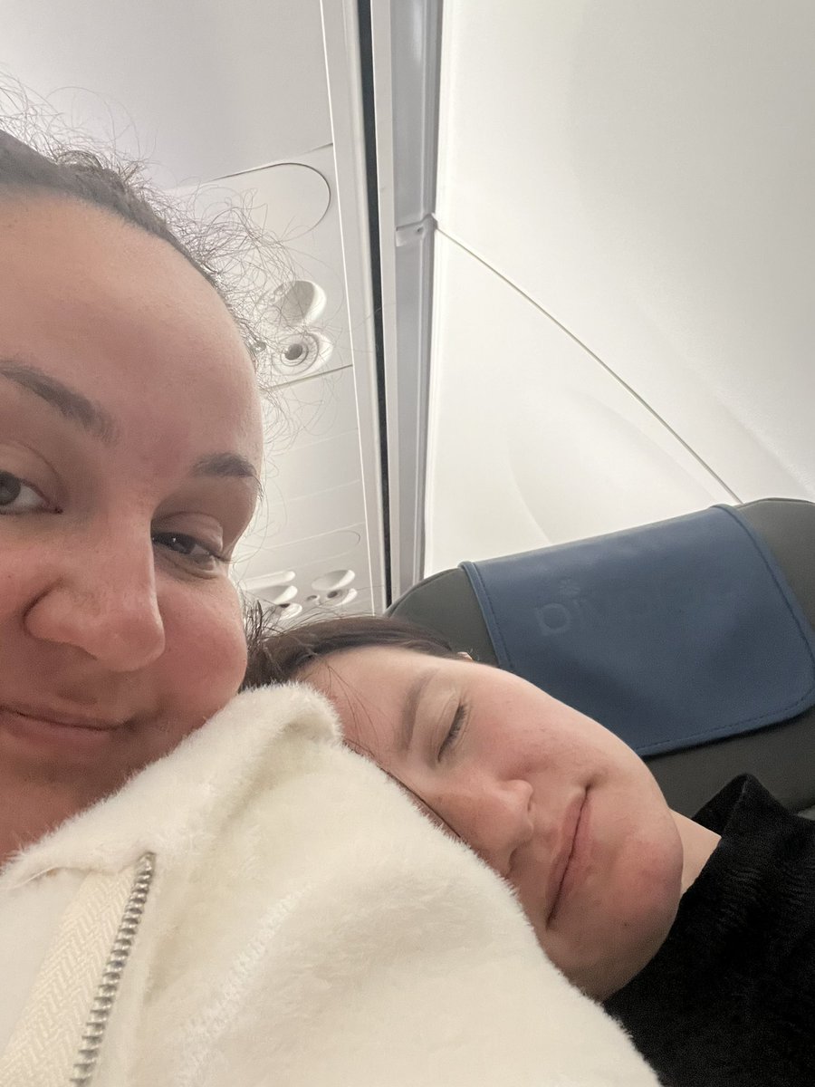 birucck's tweet photo. задержка рейса на 7 часов, ночь в аэропорту, 8-ми, мать его, ЧАСОВОЙ перелет не через Атлантику, и я дома!

у меня плоская жопа, болят колени и суммарно 30 минут сна за сутки

люблю путешествия 💜 https://t.co/btt0XtRPs0
