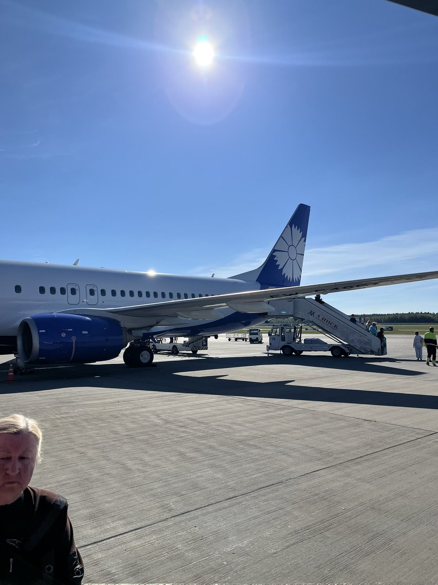 birucck's tweet photo. задержка рейса на 7 часов, ночь в аэропорту, 8-ми, мать его, ЧАСОВОЙ перелет не через Атлантику, и я дома!

у меня плоская жопа, болят колени и суммарно 30 минут сна за сутки

люблю путешествия 💜 https://t.co/btt0XtRPs0