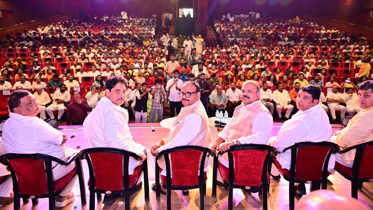 BJP4UP's tweet photo. प्रधानमंत्री श्री @narendramodi की 25 वर्षों की सेवा यात्रा पर आधारित 'सेवा संकल्प अभियान' के अंतर्गत 'नमो सेवा: अनकही कहानियां' नाट्य मंचन कार्यक्रम को उप मुख्यमंत्री श्री @brajeshpathakup ने गाजियाबाद में संबोधित किया।

#SevaSankalpAbhiyan #SevaYatra #MyBharat2047 https://t.co/hlk6vRnQCi