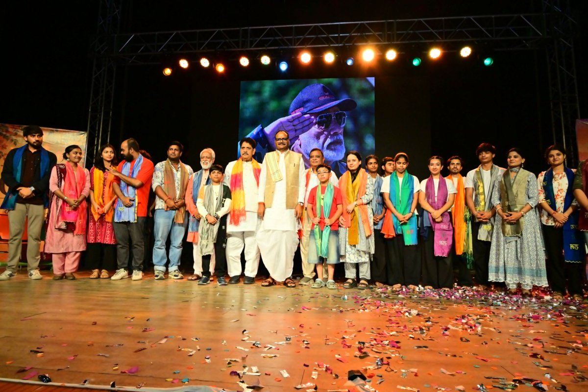 BJP4UP's tweet photo. प्रधानमंत्री श्री @narendramodi की 25 वर्षों की सेवा यात्रा पर आधारित 'सेवा संकल्प अभियान' के अंतर्गत 'नमो सेवा: अनकही कहानियां' नाट्य मंचन कार्यक्रम को उप मुख्यमंत्री श्री @brajeshpathakup ने गाजियाबाद में संबोधित किया।

#SevaSankalpAbhiyan #SevaYatra #MyBharat2047 https://t.co/hlk6vRnQCi