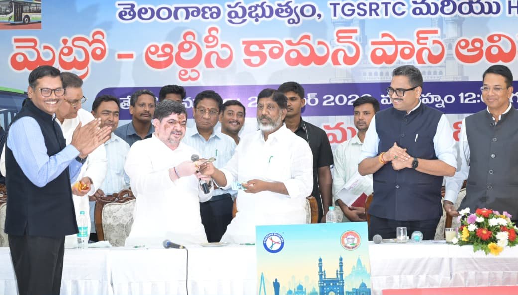 NewsMeter_In's tweet photo. #Hyderabad commuters get easier, more connected travel 

One pass can now cover @TGSRTCHQ city buses + @HMRLHydmetro, while the new #MeeTicket app lets commuters buy #bustickets and #passesdigitally—without visiting pass centres.

What commuters get:

• Daily common pass: ₹400 — Metro ₹300 + Bus ₹100.

• Monthly common pass: ₹8,500 — Metro ₹7,000 + Bus ₹1,500.

• First-time card fee: ₹100.

• Available at all Hyderabad Metro stations.

• Valid on #TGSRTC city buses operating within the #ORR.

• #Pushpakbuses excluded

MeeTicket digital passes:

• ₹600 weekly pass — unlimited eligible bus journeys for 7 days.

• Daily, weekly and monthly bus passes.

• Dynamic QR code for travel.

• No physical pass to lose or damage.

• Renew digitally after expiry.

The #commonpass was unveiled by Deputy CM @Bhatti_Mallu Vikramarka.

#Telanganaministers are scheduled to travel by Metro from #Begumpet Metro Station at 11 am on Saturday.

The new system aims to make daily bus-Metro travel more seamless, improve last-mile connectivity and encourage public transport use.
