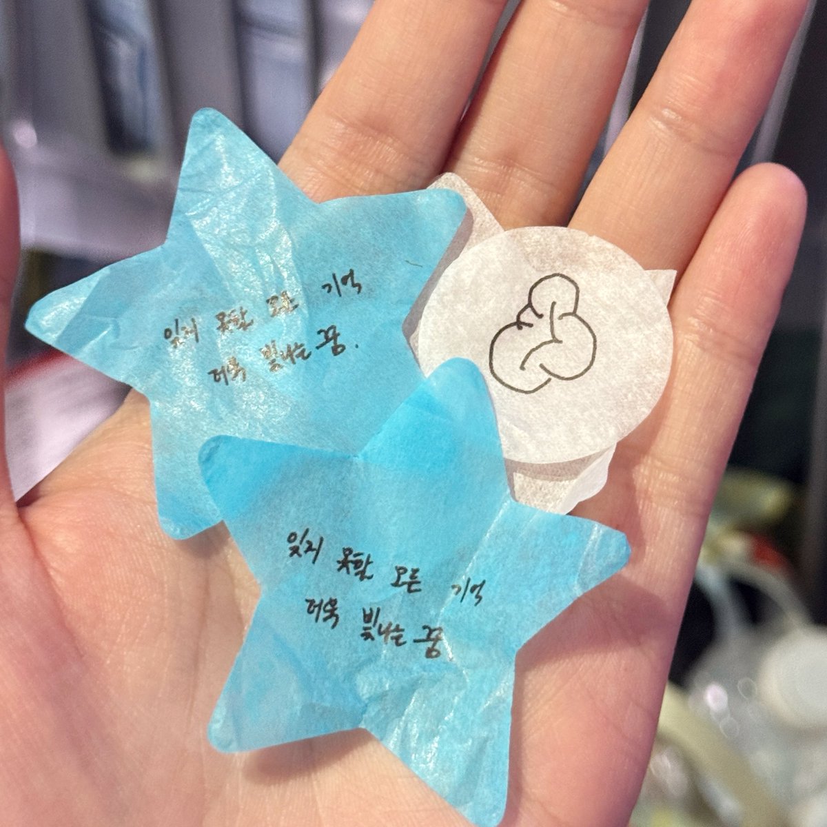 best_in_seoul's tweet photo. คอนเฟนติลายมือคยองซู ขาวๆนั่นป้อปคอร์นนน 🥺 #DAYOFF_INSEOUL
#도경수_데이오프_첫콘
#됴콘_첫콘_지금부터DAYOFF https://t.co/lcqusODITI
