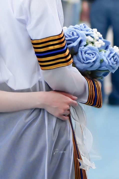 ReeMoon267's tweet photo. I love that Fond’s bouquet matches their official colors 🩵🤍
(Also blue flowers with the blue gown stripes)

#PahnGraduationsDay 
#pahnthitta 
#PahnFond #ป่านฟ้อนด์ https://t.co/RRVFWanu20