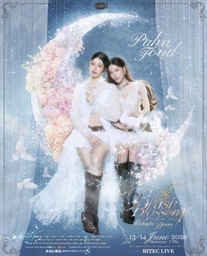 ReeMoon267's tweet photo. I love that Fond’s bouquet matches their official colors 🩵🤍
(Also blue flowers with the blue gown stripes)

#PahnGraduationsDay 
#pahnthitta 
#PahnFond #ป่านฟ้อนด์ https://t.co/RRVFWanu20