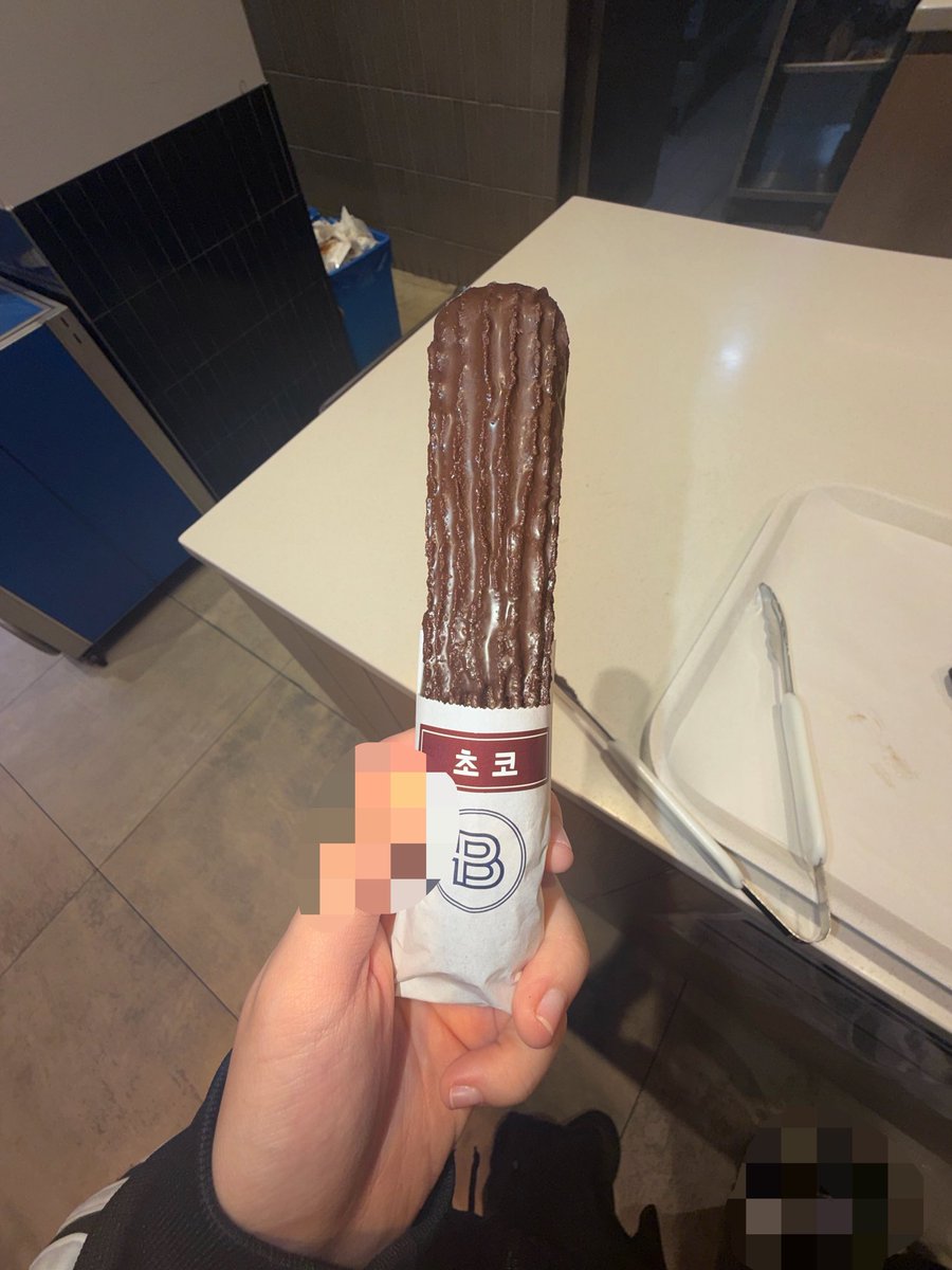 eug0621's tweet photo. 우리동네 파바 초코츄러스 보실 분🤭
사장님도 인정받고싶으신지
다른지점것도먹어봤어요?
우리지점이많이묻혀주는거라던데ㅎㅎ
라고하심 https://t.co/CQIgUNiS0b