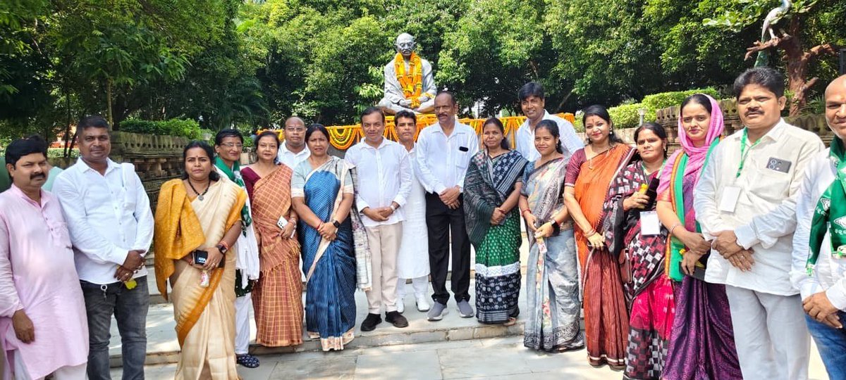 bjd_odisha's tweet photo. ଦୁଇ ମହାନ ଜନନାୟକ ମହାତ୍ମା ଗାନ୍ଧୀ ଓ ଲାଲ ବାହାଦୂର ଶାସ୍ତ୍ରୀଙ୍କ ଜୟନ୍ତୀରେ ବିଜେଡିର ଭକ୍ତିପୂତ ନମନ।

ଦୁଇ ମହାନ ନେତାଙ୍କ ପ୍ରତିମୂର୍ତ୍ତିରେ ପୁଷ୍ପମାଲ୍ୟ ଅର୍ପଣ କରି ଶ୍ରଦ୍ଧାଞ୍ଜଳି ଜ୍ଞାପନ କଲା ବିଜେଡି।

ସତ୍ୟ, ଅହିଂସା, ସଚ୍ଚୋଟତା ଓ ନିଷ୍ଠାପର ଜନସେବାର ଆଦର୍ଶକୁ ସ୍ମରଣ କଲେ ବିଜେଡି ନେତୃବୃନ୍ଦ।

#GandhiJayanti #BJDWithOdisha #BJD4Odisha
