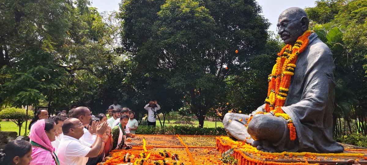 bjd_odisha's tweet photo. ଦୁଇ ମହାନ ଜନନାୟକ ମହାତ୍ମା ଗାନ୍ଧୀ ଓ ଲାଲ ବାହାଦୂର ଶାସ୍ତ୍ରୀଙ୍କ ଜୟନ୍ତୀରେ ବିଜେଡିର ଭକ୍ତିପୂତ ନମନ।

ଦୁଇ ମହାନ ନେତାଙ୍କ ପ୍ରତିମୂର୍ତ୍ତିରେ ପୁଷ୍ପମାଲ୍ୟ ଅର୍ପଣ କରି ଶ୍ରଦ୍ଧାଞ୍ଜଳି ଜ୍ଞାପନ କଲା ବିଜେଡି।

ସତ୍ୟ, ଅହିଂସା, ସଚ୍ଚୋଟତା ଓ ନିଷ୍ଠାପର ଜନସେବାର ଆଦର୍ଶକୁ ସ୍ମରଣ କଲେ ବିଜେଡି ନେତୃବୃନ୍ଦ।

#GandhiJayanti #BJDWithOdisha #BJD4Odisha