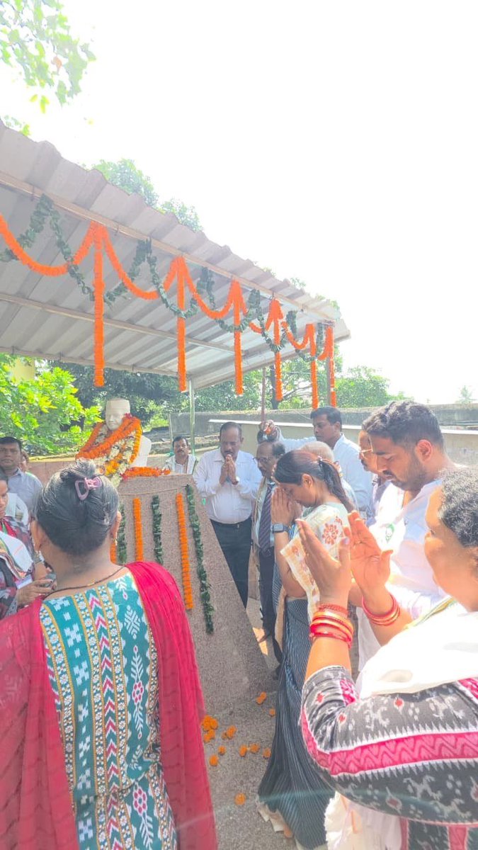 bjd_odisha's tweet photo. ଦୁଇ ମହାନ ଜନନାୟକ ମହାତ୍ମା ଗାନ୍ଧୀ ଓ ଲାଲ ବାହାଦୂର ଶାସ୍ତ୍ରୀଙ୍କ ଜୟନ୍ତୀରେ ବିଜେଡିର ଭକ୍ତିପୂତ ନମନ।

ଦୁଇ ମହାନ ନେତାଙ୍କ ପ୍ରତିମୂର୍ତ୍ତିରେ ପୁଷ୍ପମାଲ୍ୟ ଅର୍ପଣ କରି ଶ୍ରଦ୍ଧାଞ୍ଜଳି ଜ୍ଞାପନ କଲା ବିଜେଡି।

ସତ୍ୟ, ଅହିଂସା, ସଚ୍ଚୋଟତା ଓ ନିଷ୍ଠାପର ଜନସେବାର ଆଦର୍ଶକୁ ସ୍ମରଣ କଲେ ବିଜେଡି ନେତୃବୃନ୍ଦ।

#GandhiJayanti #BJDWithOdisha #BJD4Odisha