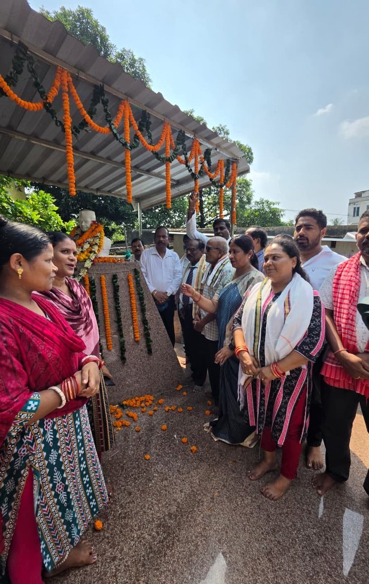 bjd_odisha's tweet photo. ଦୁଇ ମହାନ ଜନନାୟକ ମହାତ୍ମା ଗାନ୍ଧୀ ଓ ଲାଲ ବାହାଦୂର ଶାସ୍ତ୍ରୀଙ୍କ ଜୟନ୍ତୀରେ ବିଜେଡିର ଭକ୍ତିପୂତ ନମନ।

ଦୁଇ ମହାନ ନେତାଙ୍କ ପ୍ରତିମୂର୍ତ୍ତିରେ ପୁଷ୍ପମାଲ୍ୟ ଅର୍ପଣ କରି ଶ୍ରଦ୍ଧାଞ୍ଜଳି ଜ୍ଞାପନ କଲା ବିଜେଡି।

ସତ୍ୟ, ଅହିଂସା, ସଚ୍ଚୋଟତା ଓ ନିଷ୍ଠାପର ଜନସେବାର ଆଦର୍ଶକୁ ସ୍ମରଣ କଲେ ବିଜେଡି ନେତୃବୃନ୍ଦ।

#GandhiJayanti #BJDWithOdisha #BJD4Odisha