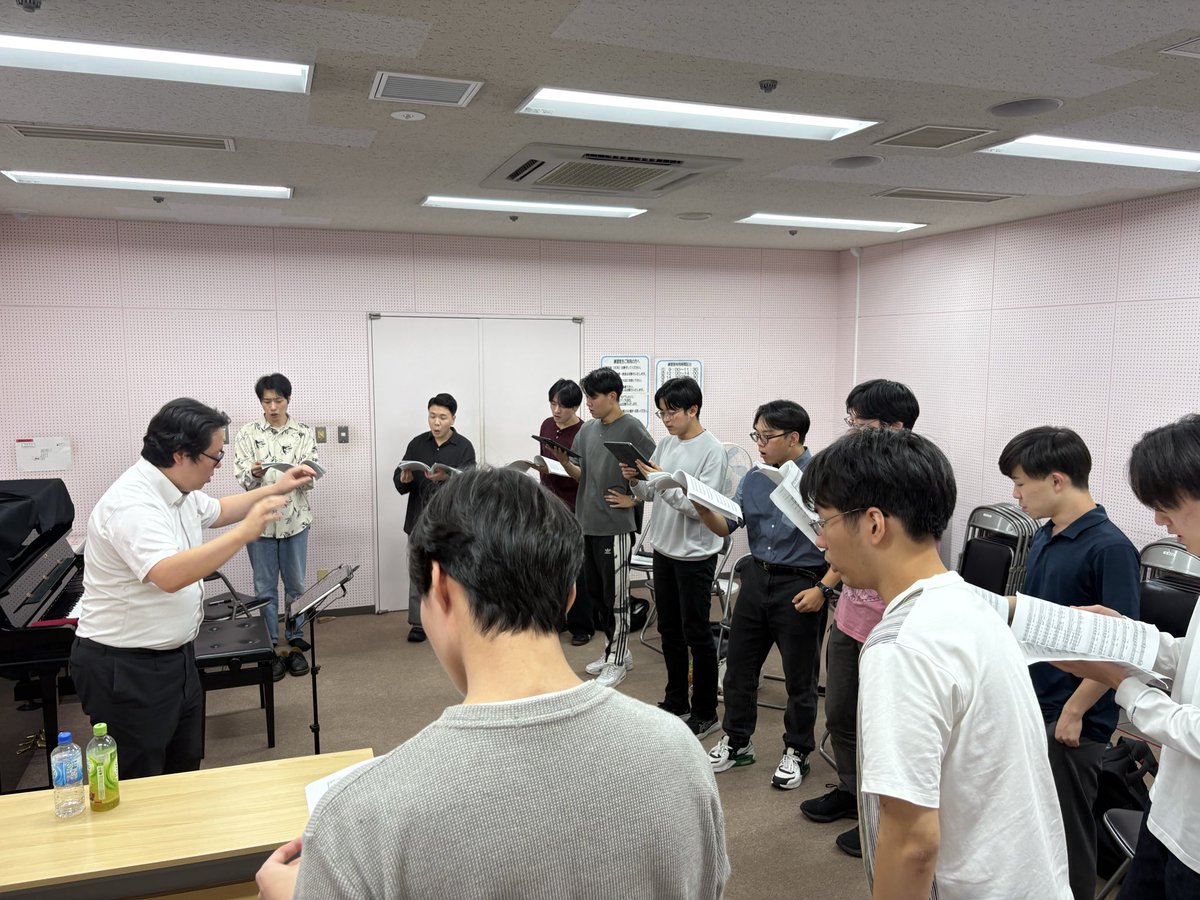 RikkyoGlee_Male's tweet photo. こんばんは🌙
昨日と本日は山北先生にお越しいたらだき『夢の意味』のピアノ合わせと、若井先生にお越しいただきNegro Spiritualsの練習をみっちり行いました💪

11/14(土)定演のチケットはteketにて販売中です！！
https://t.co/LDvpIvJqA4 https://t.co/OlZZ4ngO8D