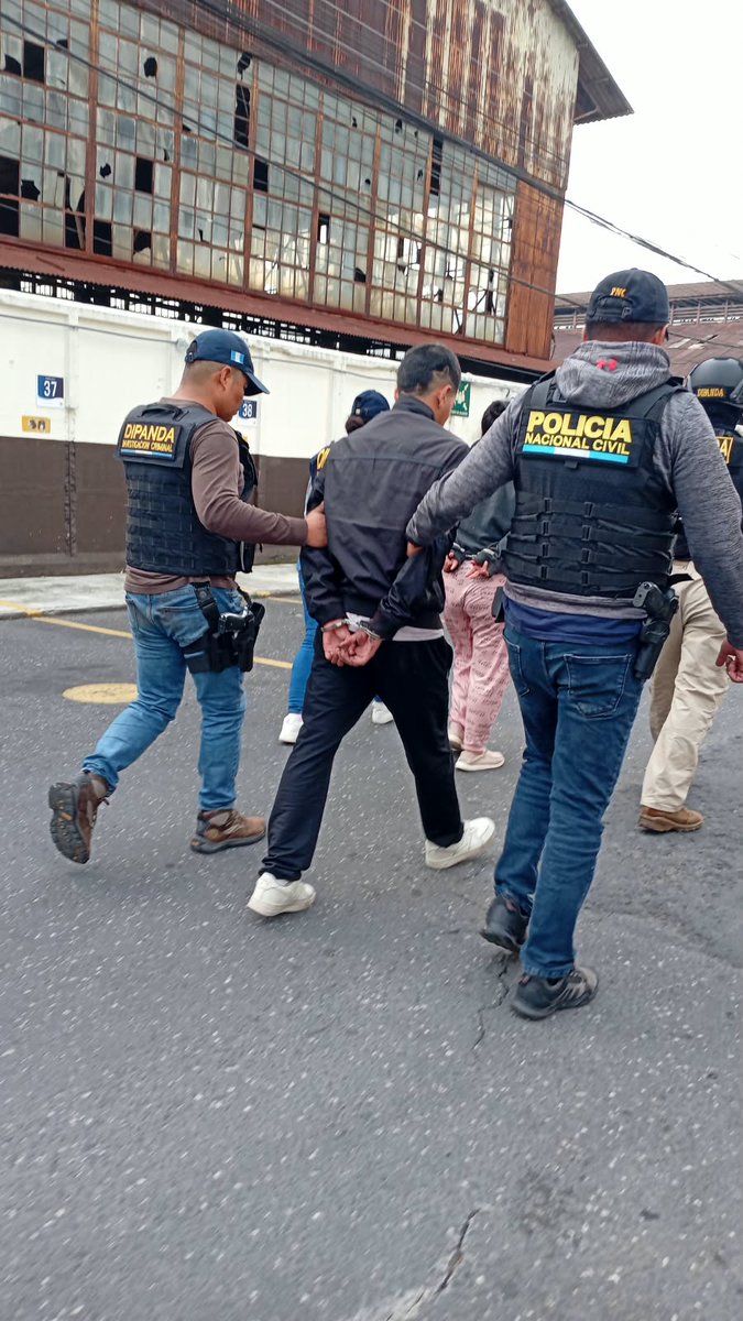 PNCdeGuatemala's tweet photo. Por si no lo vio:
En un allanamiento en la colonia El Incienso, zona 7, investigadores de #DIPANDA capturaron a Hugo Molina, alias “Flaco”, de 23 años, quien tenía 8 órdenes de captura por extorsión. También fue capturada su mamá, por el mismo delito.
#ProtegerYServir https://t.co/eeRCPWgOt3