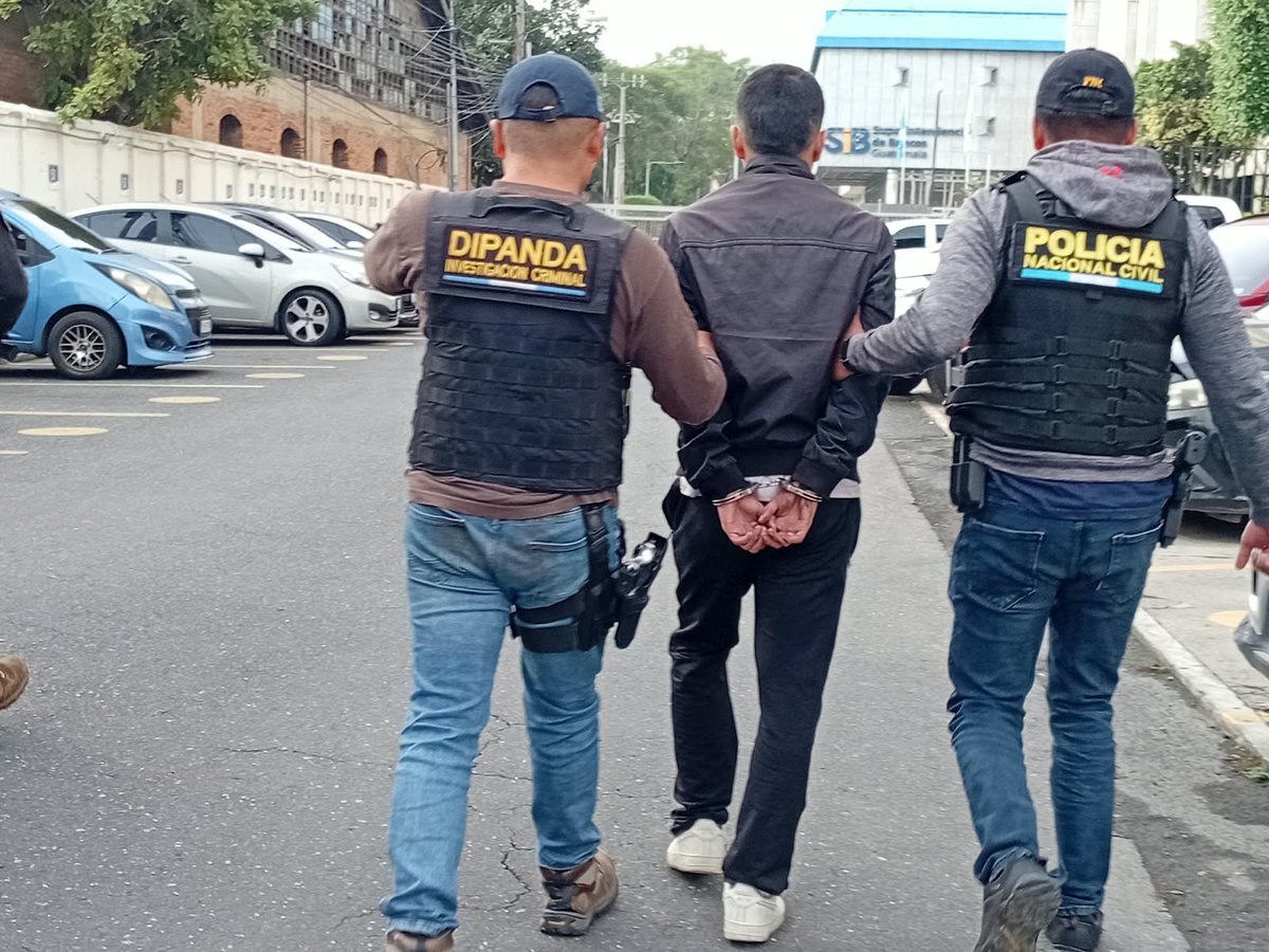 PNCdeGuatemala's tweet photo. Por si no lo vio:
En un allanamiento en la colonia El Incienso, zona 7, investigadores de #DIPANDA capturaron a Hugo Molina, alias “Flaco”, de 23 años, quien tenía 8 órdenes de captura por extorsión. También fue capturada su mamá, por el mismo delito.
#ProtegerYServir https://t.co/eeRCPWgOt3