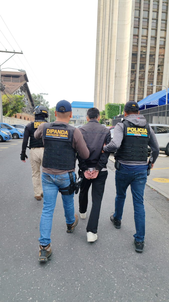 PNCdeGuatemala's tweet photo. Por si no lo vio:
En un allanamiento en la colonia El Incienso, zona 7, investigadores de #DIPANDA capturaron a Hugo Molina, alias “Flaco”, de 23 años, quien tenía 8 órdenes de captura por extorsión. También fue capturada su mamá, por el mismo delito.
#ProtegerYServir https://t.co/eeRCPWgOt3