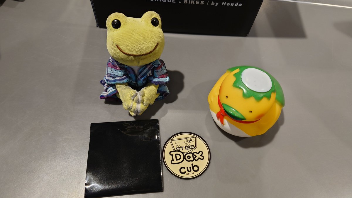 U119740725's tweet photo. 帰りにCUBHOUSE戸田美女木店に寄りました アンケートに答えてステッカーをゲット! ぬ?! Daxか… モンキーが欲しかった😅 そして帰宅 17時ちょい前に帰宅出来ました 今日の走行距離は167.3km 何か燃費悪い気がする😅 カブのタンクが小さいからかな? #ぬい撮り #かえるのピクルス #CUBHOUSE #帰宅 https://t.co/GDdRxX1O7W