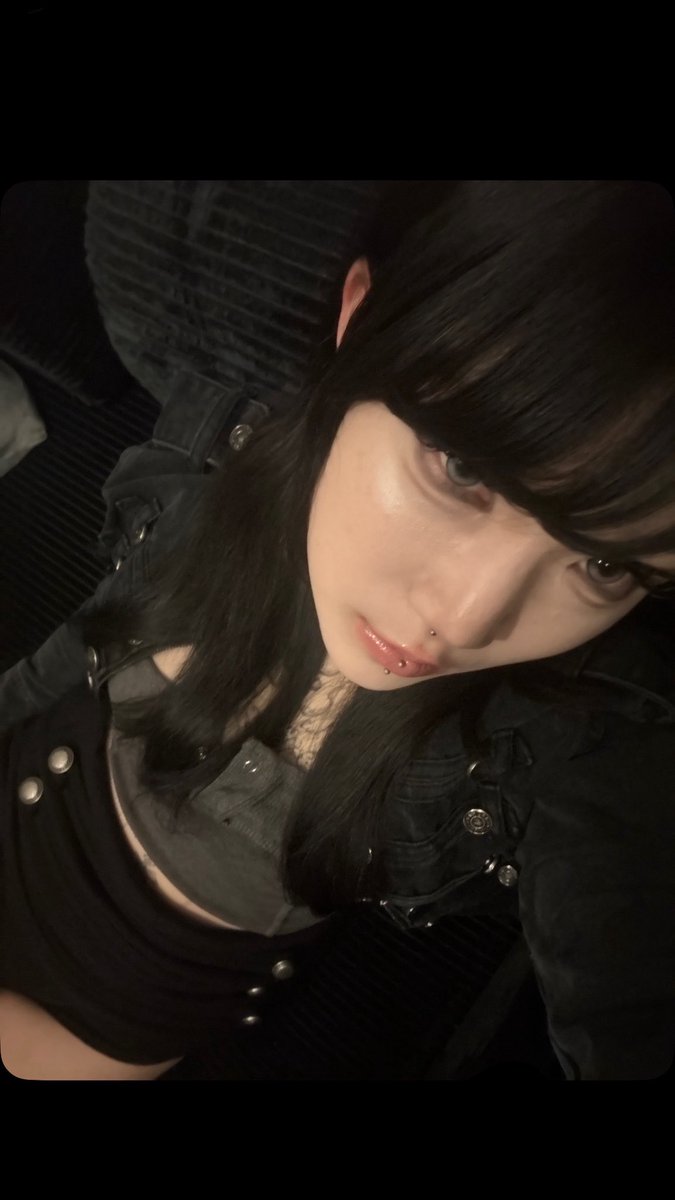 2001___mir's tweet photo. 新しいソファきもちえぇ https://t.co/j5lwR9iyNK