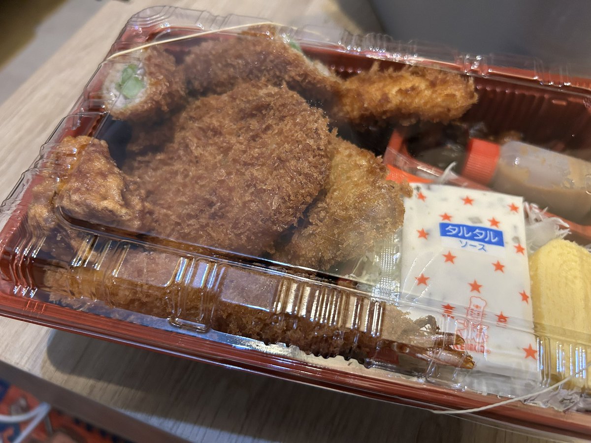 DNA6699's tweet photo. 昨日のお昼に食べたフライ弁当。自分への挑戦状だなと意気込んだのだけれど、重過ぎて死ぬかと思った。急速に若さを失ってきている。 https://t.co/uh8OpFoTp4