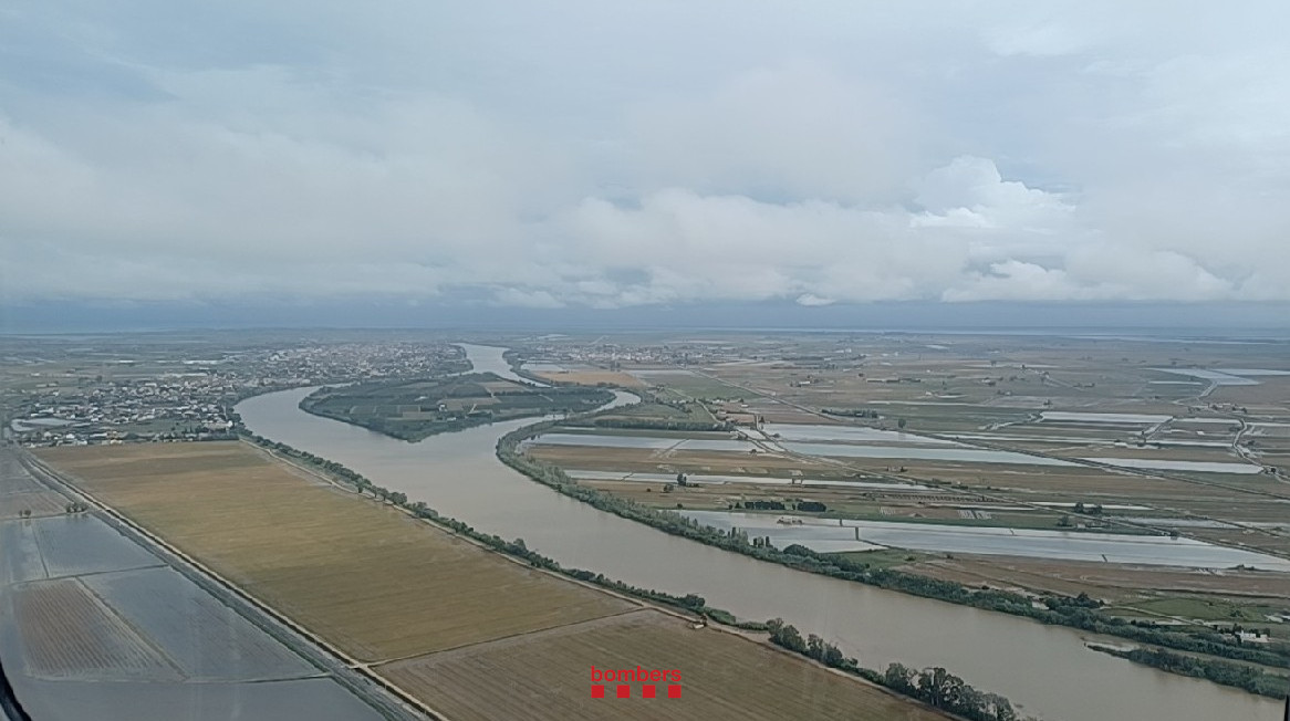 bomberscat's tweet photo. 🔴Actualització #INUNCAT
Durant les darreres 3 hores ha disminuït el nombre d’incidències. Entre les 12 i les 15 h, #bomberscat hem rebut 19 avisos nous a les Terres de l’Ebre.

Total #RETerresEbre: 196 avisos

Total episodi a Catalunya, des d’ahir: 276 avisos https://t.co/wJgwx94dfw