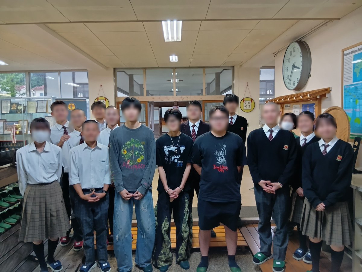 koyasan_hs's tweet photo. こんにちは☀高野山高校です！
10月より上海の教育提携校より本校に3名の留学生が編入学しました😆
関空にお迎えに行き、本校では生徒がお出迎えをしました😊
翌日には校長室で入学式😉
そして全校生徒で歓迎会を行い、クラブ紹介などを行いました😀
本校の仲間入りです😆 https://t.co/zFyDRQOKw6