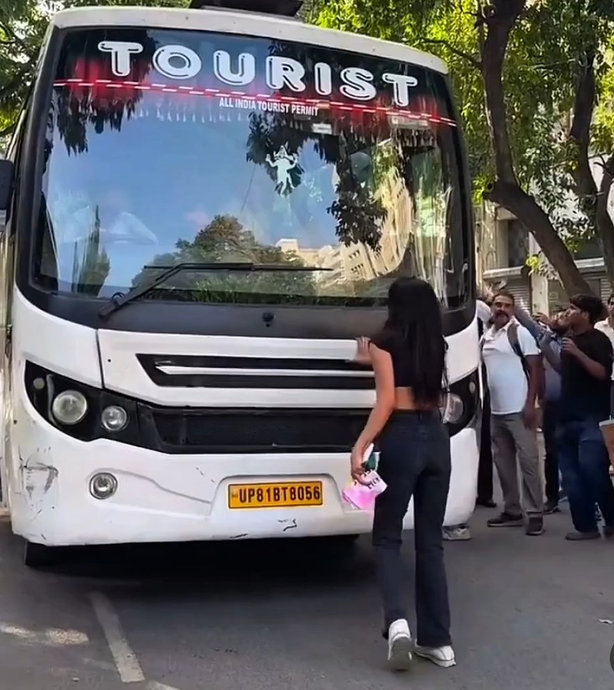 Yug8912's tweet photo. Told you, it's all content. Rhiya Ahir lites who missed the bus to latch onto opportunity before found a new opportunity. Photo-Ops.
But i heavily doubt it will lead to similar headlines because she is literally terrified &amp; under confident. Look at her body language, fear. https://t.co/hk2uonXFrO
