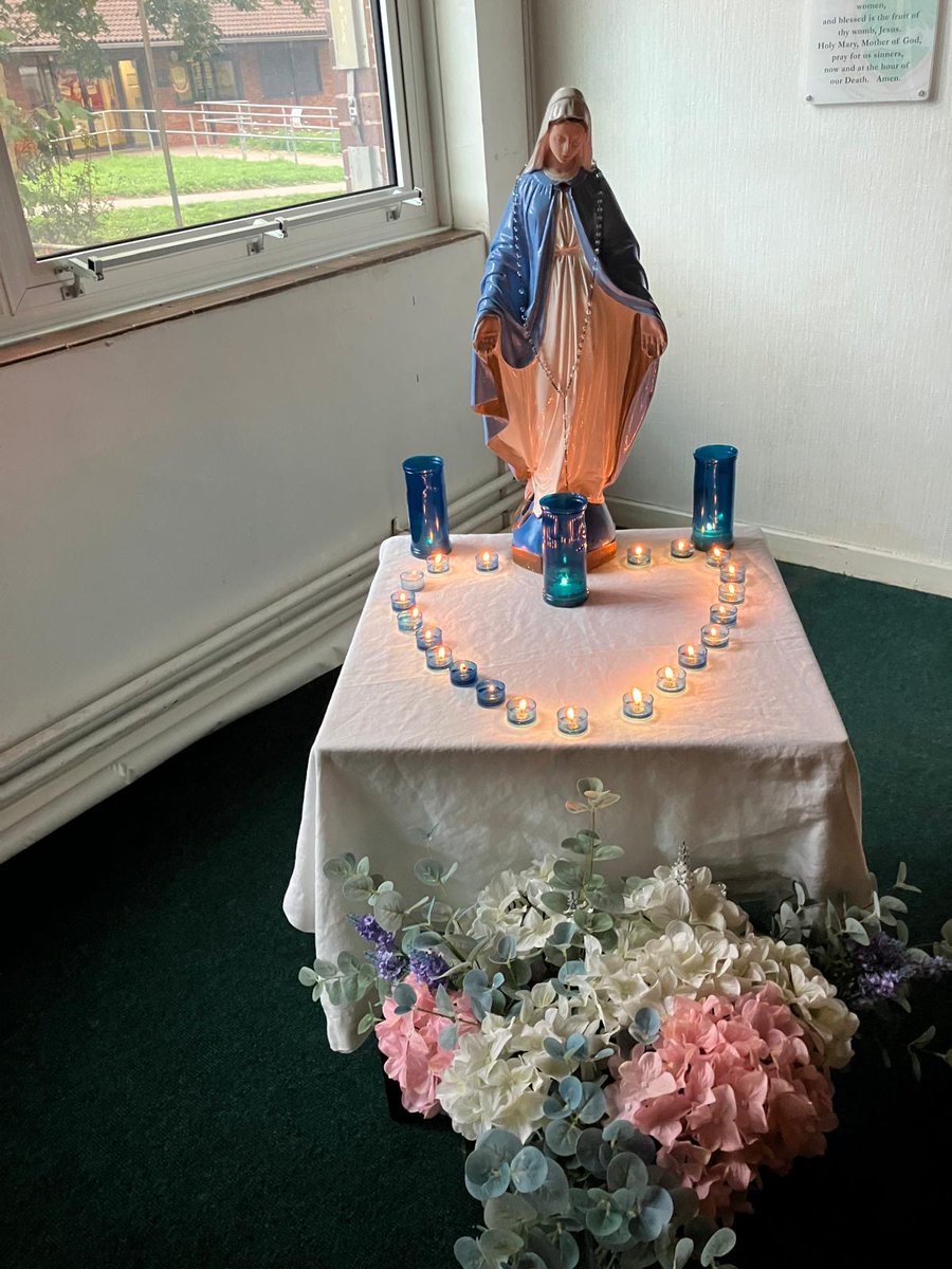 HolyTrinityCol's tweet photo. Our chapel looked absolutely beautiful for Open Evening, thoughtfully prepared by Mr Oulton-Doris. 🙏✨ A peaceful and welcoming space at the heart of our school, reflecting the faith and values that make Holy Trinity so special. 💙 #LearnToLoveLoveToLearn https://t.co/cVVvDKX46f