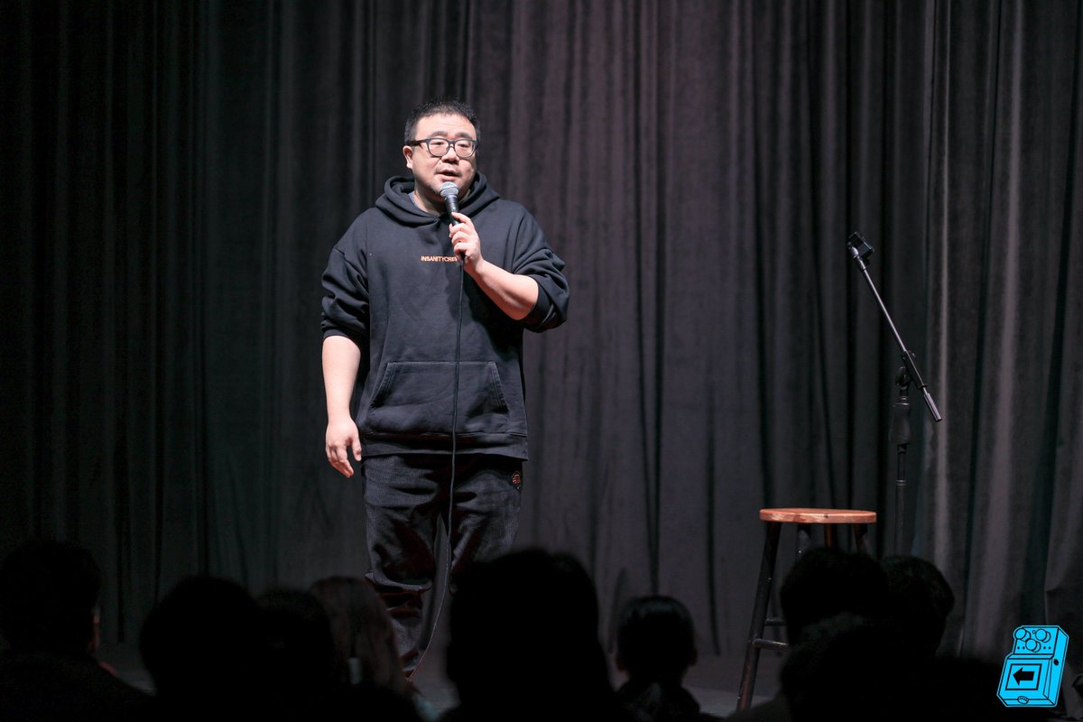 Wynell3r's tweet photo. Tonight's stand-up set just roasted every bad date I've ever had—la sala entera lloraba de risa y pedía más!， https://t.co/RJH3wYPTDo