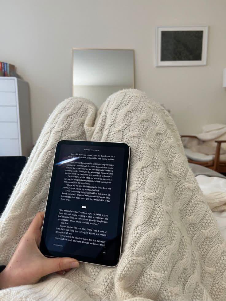 Danibruny's tweet photo. Achava que nada substituiria um livro físico… até começar a usar o Kindle. 📚😭 Agora carrego uma biblioteca inteira comigo e, o pior: comecei a ler MUITO mais! Quem tem Kindle entende 😂✨ https://t.co/ZstS3uGWSj