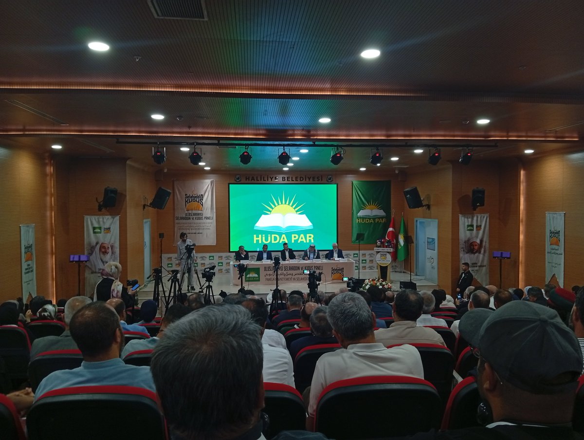 VedatTurgut's tweet photo. Şanlıurfa’da düzenlenen “Uluslararası Selahaddin ve Kudüs Paneli”ne katıldık.

Kudüs’ün fethinin yıl dönümünde Selahaddin Eyyubi’nin mirasını, adalet anlayışını ve bugün ümmetin kanayan yarası olan Kudüs ve Gazze’yi konuşmak, hatırlamak ve hatırlatmak son derece kıymetli.

Kudüs davasını gündemde tutan böylesine anlamlı bir programa ev sahipliği yapan HÜDA PAR’a ve emeği geçen tüm kardeşlerimize gönülden teşekkür ediyorum.

Rabbim, Kudüs’ün ve Mescid-i Aksa’nın yeniden özgürlüğüne kavuşacağı günleri görmeyi bizlere nasip etsin.