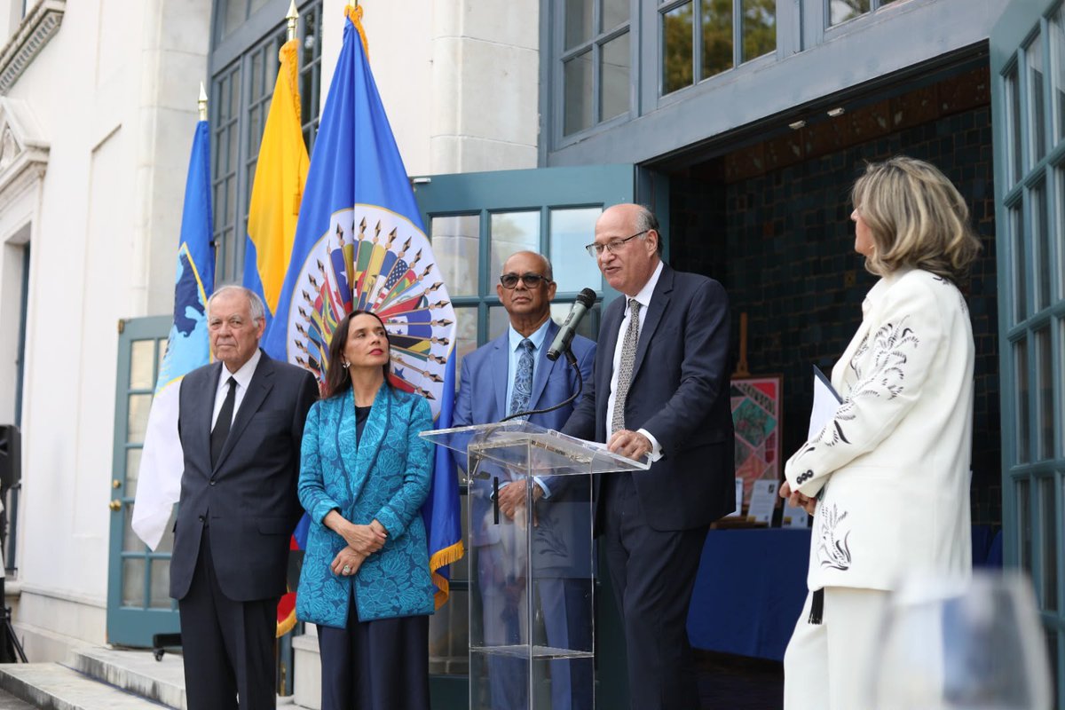 igoldfajn's tweet photo. This week, we came together through art in solidarity with those affected by the earthquake in Colombia.

Proud to join colleagues and @OAS_official Secretary General Albert Ramdin at “The Power of Hope” Art Auction. Thanks to the generosity of our employees, artists, and partners, this initiative has already raised more than $120,000, and the IDB Group will match their contributions to help affected communities.

Grateful to everyone who made this possible.
---------------------
Esta semana nos unimos a través del arte en solidaridad con las personas afectadas por el terremoto en Colombia.

Fue un orgullo acompañar a colegas y al secretario general de la OEA, Albert Ramdin, en la subasta de arte “El poder de la esperanza”. Gracias a la generosidad de nuestros empleados, artistas y socios, esta iniciativa ya ha recaudado más de US$120.000, y el Grupo BID igualará sus contribuciones para apoyar a las comunidades afectadas.

Muy agradecido con todos los que hicieron esto posible.
---------------------
Nesta semana nos unimos por meio da arte em solidariedade às pessoas afetadas pelo terremoto na Colômbia.

Foi um orgulho estar ao lado de colegas e do secretário-geral da OEA, Albert Ramdin, no leilão de arte “O Poder da Esperança”. Graças à generosidade de nossos funcionários, artistas e parceiros, esta iniciativa já arrecadou mais de US$ 120 mil, e o Grupo BID dobrará essas contribuições para apoiar as comunidades afetadas.

Muito obrigado a todos que tornaram isso possível.