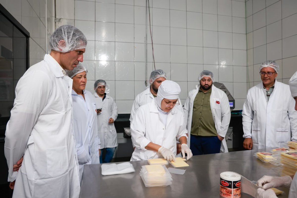 MIC_PY's tweet photo. #MIC | Industria láctea de Katueté va por más producción y nuevos productos 🥛

Lácteos San Cristóbal procesa entre 100.000 y 120.000 litros de leche por día en Canindeyú y genera más de 100 puestos de trabajo.

Ahora proyecta ampliar su capacidad y sumar yogures, leche UHT y dulce de leche a su producción de quesos.

El ministro Marco Riquelme recorrió la planta junto a los viceministros Javier Viveros y Eduardo Gustale. Destacó que parte del equipamiento fue fabricado por la industria metalmecánica paraguaya: una empresa que crece mueve a otros sectores.

Además, presentó el programa Paraguay Industrial: créditos de hasta 15 años de plazo y 3 años de gracia, pensados para que las industrias planifiquen inversiones a largo plazo.

🔗 Nota completa en: https://t.co/t8Ymh5YlHi

#GobiernoDelParaguay