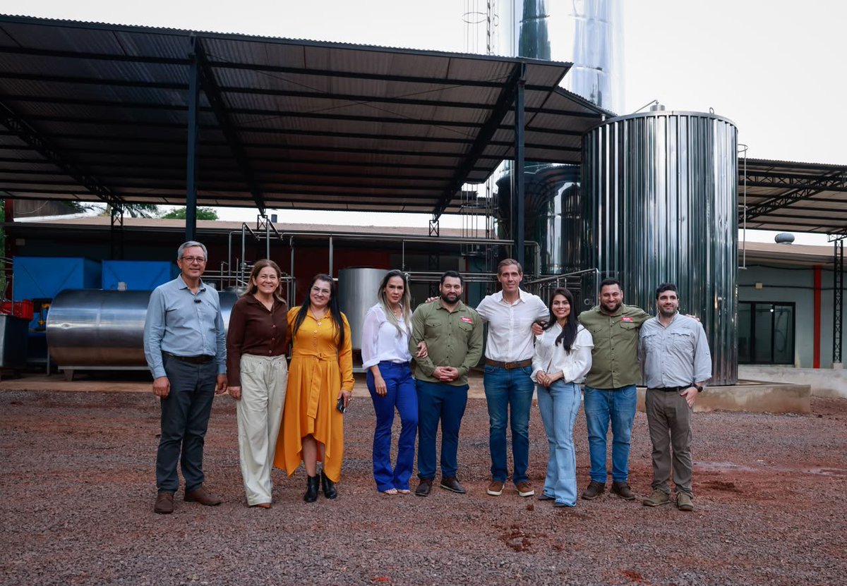 MIC_PY's tweet photo. #MIC | Industria láctea de Katueté va por más producción y nuevos productos 🥛

Lácteos San Cristóbal procesa entre 100.000 y 120.000 litros de leche por día en Canindeyú y genera más de 100 puestos de trabajo.

Ahora proyecta ampliar su capacidad y sumar yogures, leche UHT y dulce de leche a su producción de quesos.

El ministro Marco Riquelme recorrió la planta junto a los viceministros Javier Viveros y Eduardo Gustale. Destacó que parte del equipamiento fue fabricado por la industria metalmecánica paraguaya: una empresa que crece mueve a otros sectores.

Además, presentó el programa Paraguay Industrial: créditos de hasta 15 años de plazo y 3 años de gracia, pensados para que las industrias planifiquen inversiones a largo plazo.

🔗 Nota completa en: https://t.co/t8Ymh5YlHi

#GobiernoDelParaguay
