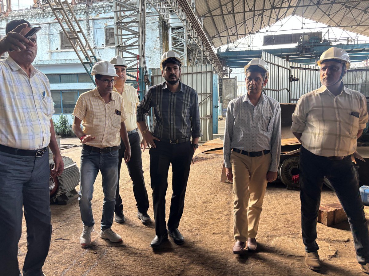 ChiefGhaziabad's tweet photo. श्री कुमार सौरभ, मुख्य विकास अधिकारी गाजियाबाद द्वारा चीनी मिल मोदीनगर में चल रहे रिपेयर-मेंटेनेंस कार्यों का हाउसवार निरीक्षण किया गया। निरीक्षण के दौरान मिल हाउस, बॉयलिंग हाउस, पावर हाउस एवं डायलर में चल रहे कार्यों की प्रगति का जायजा लिया गया।

निरीक्षण के दौरान गन्ना खरीद केंद्रों की स्थापना, कृषकों की गन्ना तौल, गन्ना आपूर्ति एवं गन्ना मूल्य भुगतान की व्यवस्थाओं की विस्तृत जानकारी प्राप्त की गई। साथ ही चीनी मिल के गोदामों में उपलब्ध चीनी स्टॉक का आर.जी.-1 रजिस्टर से भौतिक सत्यापन किया गया।
पेराई सत्र 2026-27 के सुचारु एवं समयबद्ध संचालन के संबंध में आवश्यक जानकारी लेते हुए संबंधित अधिकारियों को व्यवस्थाएं समय से पूर्ण रखने हेतु निर्देशित किया गया।
@CMOfficeUP
@ChiefSecyUP @CommissionerMe3 @dm_ghaziabad @UpRuralDev @InfoDeptUP