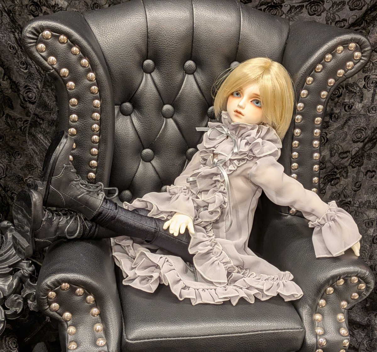 Cpgdwq's tweet photo. 我はドールである。
名前はまだない⋯(迷走中💧)

Halloween仕様で久々撮ってきました♥️
SDM男の子をお迎えしたらぜひ着せたかったお洋服(#月の宵宮様)と窓の梟を添えて(笑)
お迎えする前に用意だけしてたっていうね🤣
リボン綺麗に結べてないし、ウイッグのセットももう少しなんとかしたかった★ https://t.co/nvDFqDH0rU