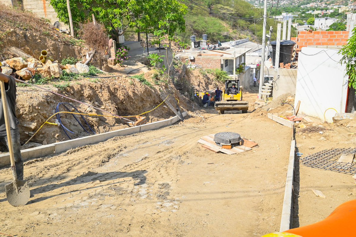 MagdalenaGober's tweet photo. 🏗️🛣️ “Por ser un cerro, pensamos que jamás tendríamos una vía, pero @mmarguiguerra hizo posible lo que creíamos imposible”: obras de Mi Calle avanzan en un 42 % en Altos de El Reposo https://t.co/6dEaFsQAT5