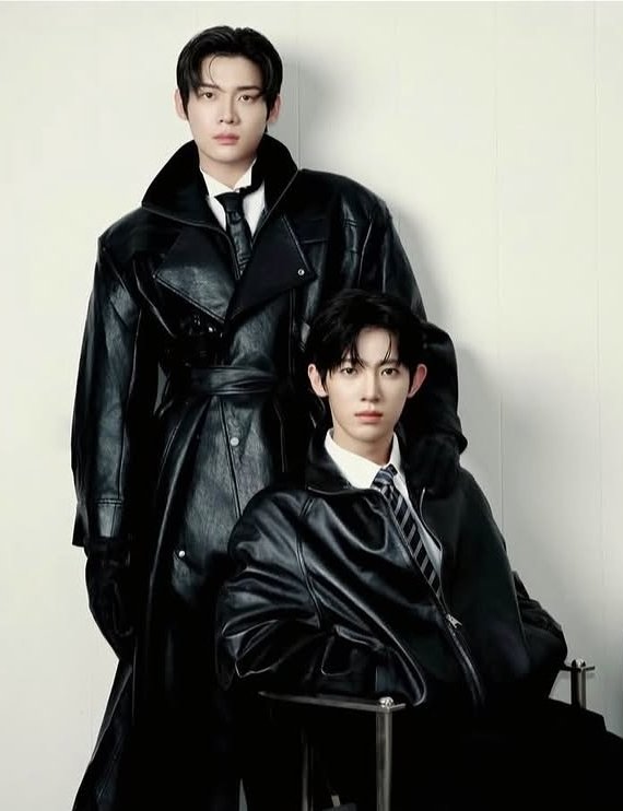 LinhnieTeukie's tweet photo. Sự kết hợp bùng nổ tại Paris Fashion Week SS27 gọi tên Kim Yoonsik và Park Siwoo. Khí chất áp đảo trên sàn diễn hôm nay.
​YOONSIK SIWOO Pour Toujours
#YOONSIKSIWOOPFWSS27 https://t.co/txQ7CrZsQN