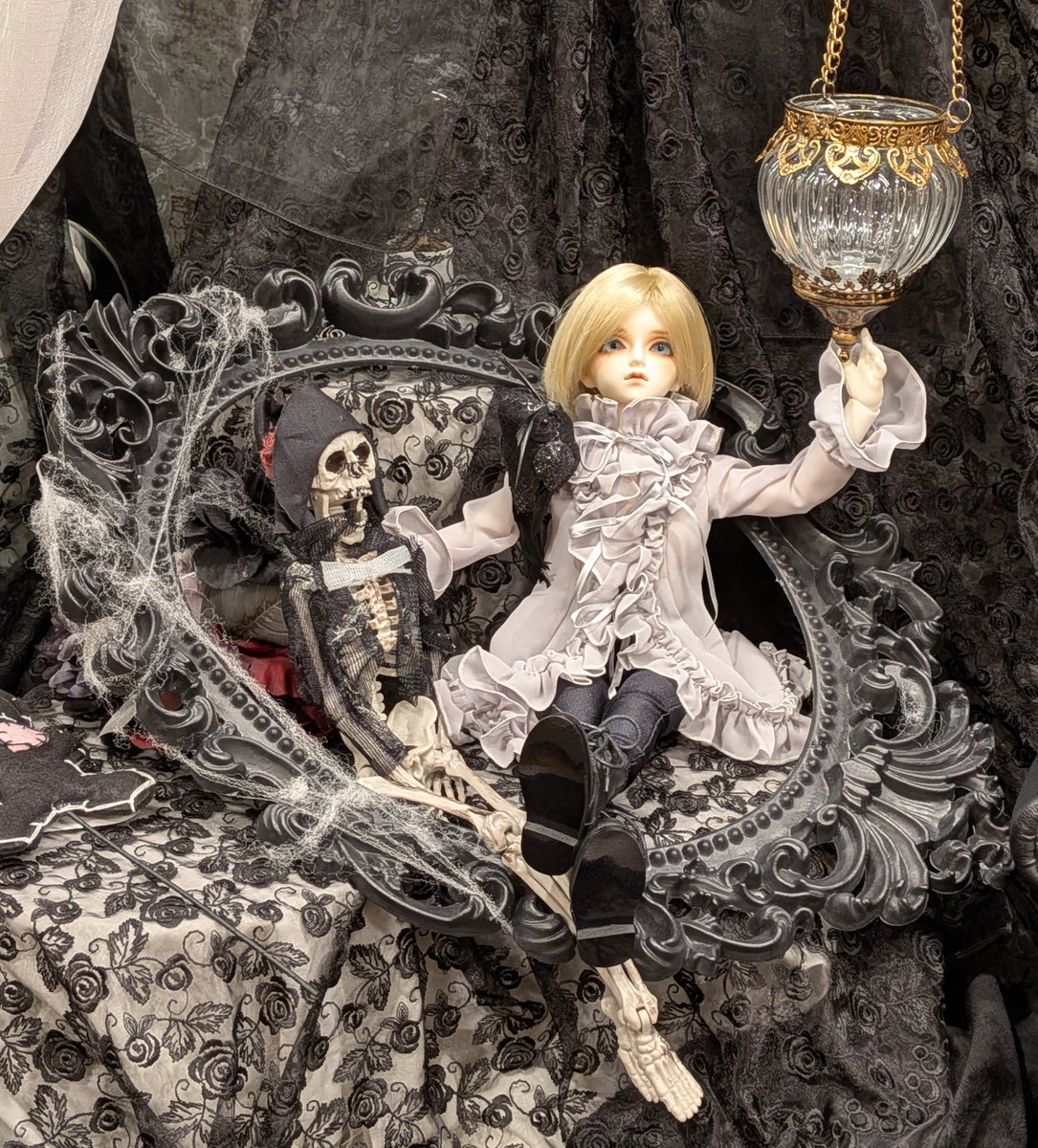 Cpgdwq's tweet photo. 我はドールである。
名前はまだない⋯(迷走中💧)

Halloween仕様で久々撮ってきました♥️
SDM男の子をお迎えしたらぜひ着せたかったお洋服(#月の宵宮様)と窓の梟を添えて(笑)
お迎えする前に用意だけしてたっていうね🤣
リボン綺麗に結べてないし、ウイッグのセットももう少しなんとかしたかった★ https://t.co/nvDFqDH0rU